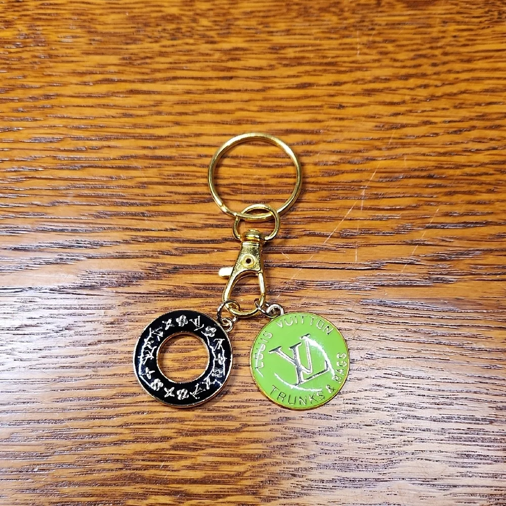 FASHION  Green Medallion Keychain with Black Ring Charm